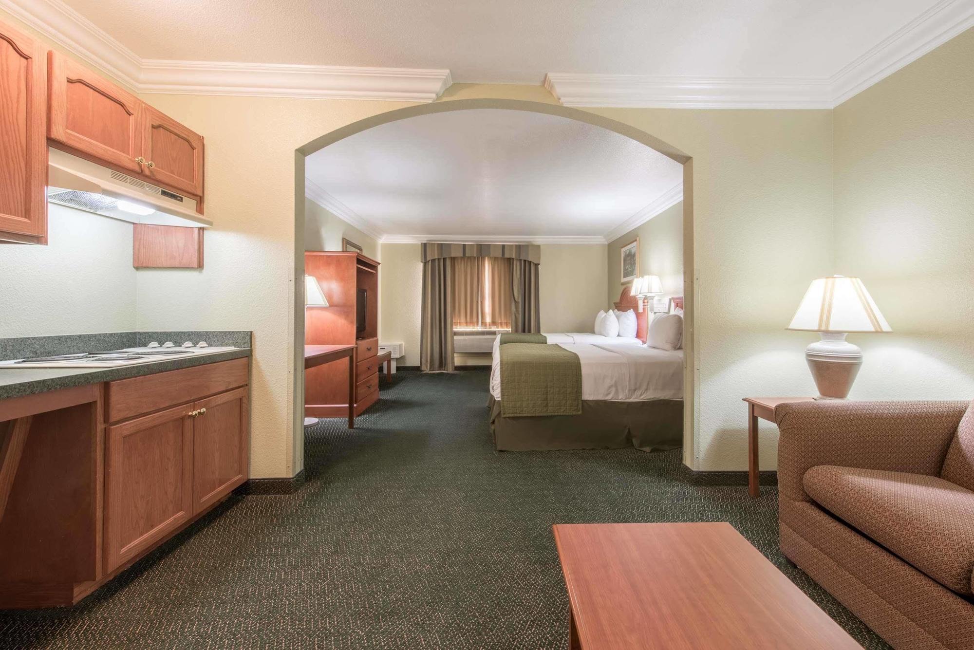 Hotel Surestay Plus By Best Western Benbrook 3*